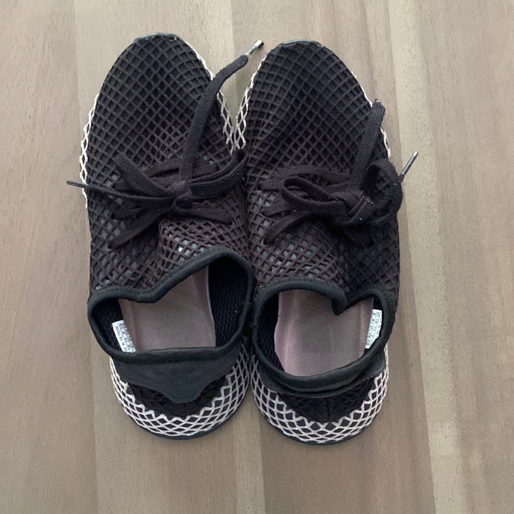 Women’s Adidas tennis shoes